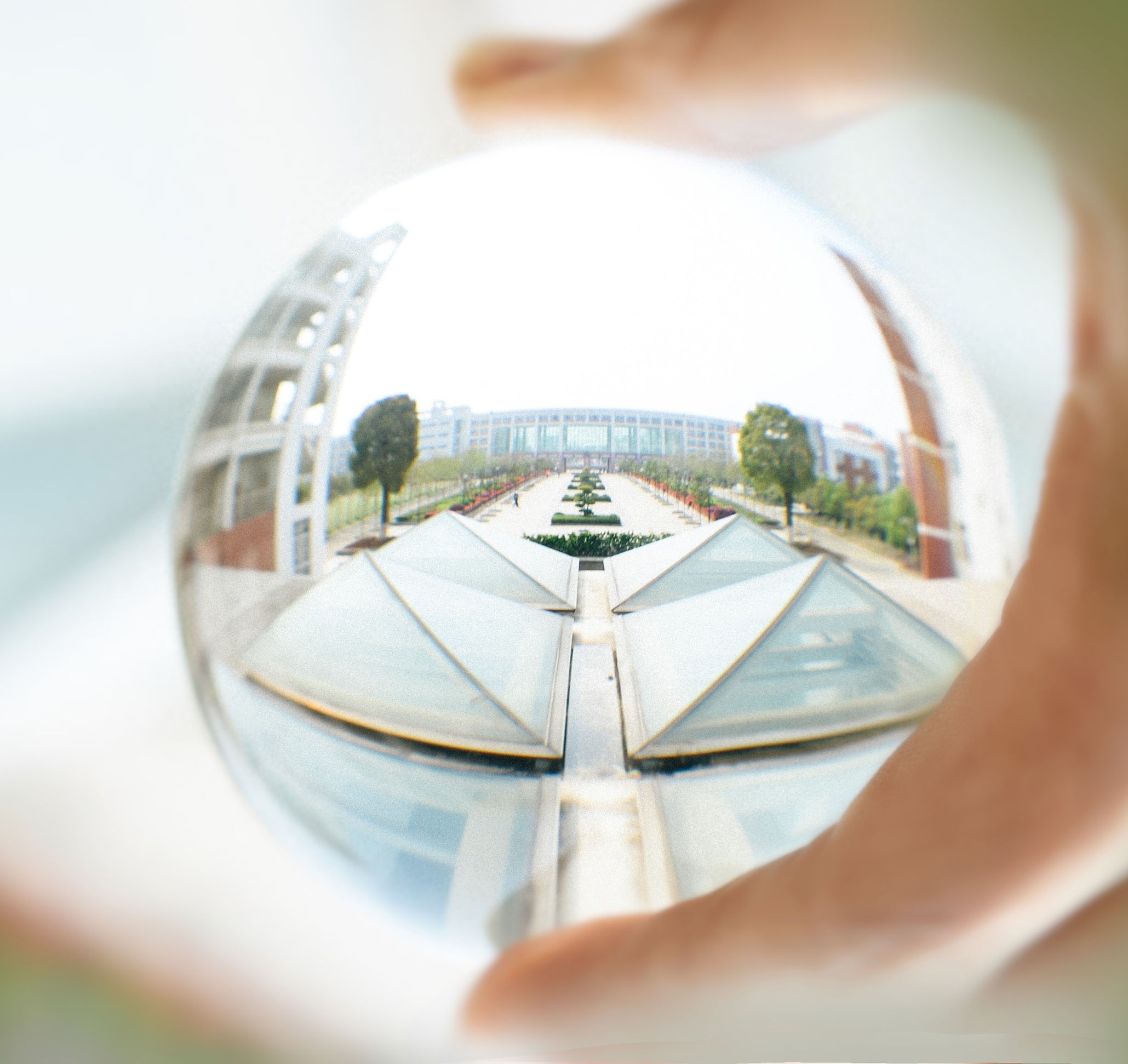 遇见︱有个给你的水晶球，吓了一跳，武汉竟有如此晶莹剔透的大学