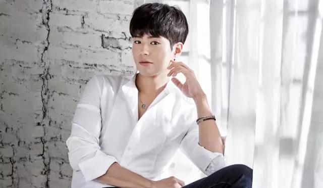 韩剧同款首饰,宋仲基片场被拍与宋慧乔同款卫衣