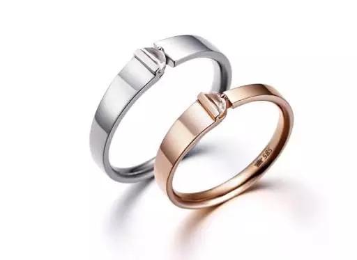 韩剧同款首饰,宋仲基片场被拍与宋慧乔同款卫衣