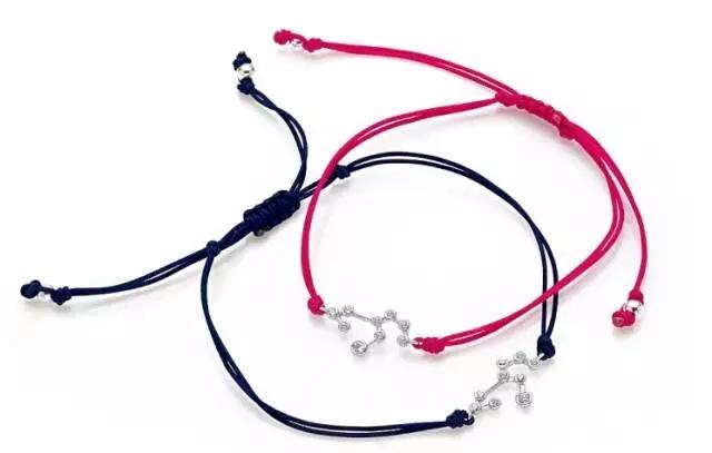 韩剧同款首饰,宋仲基片场被拍与宋慧乔同款卫衣