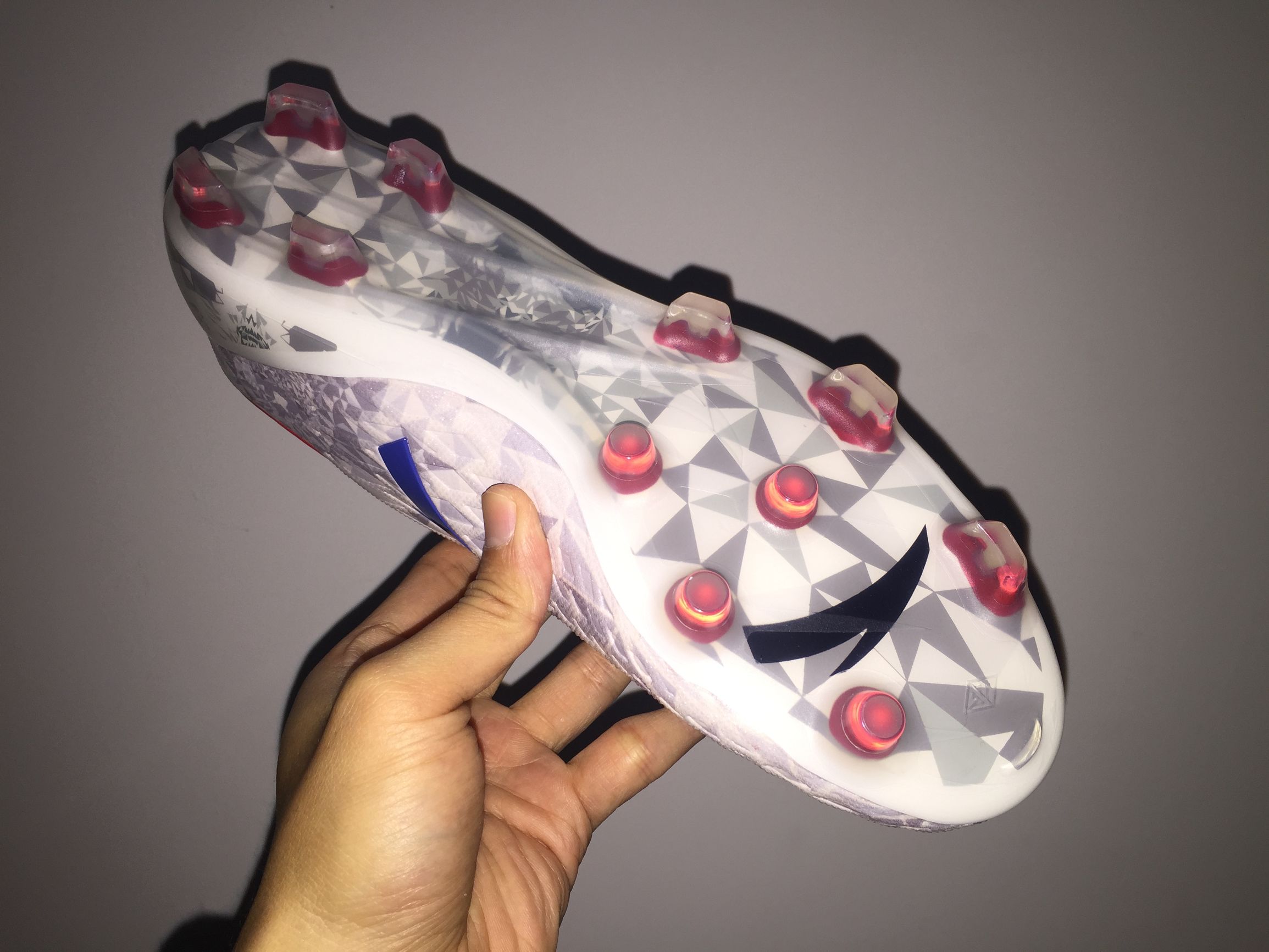 山寨足球鞋,安踏雄狮足球鞋郑智