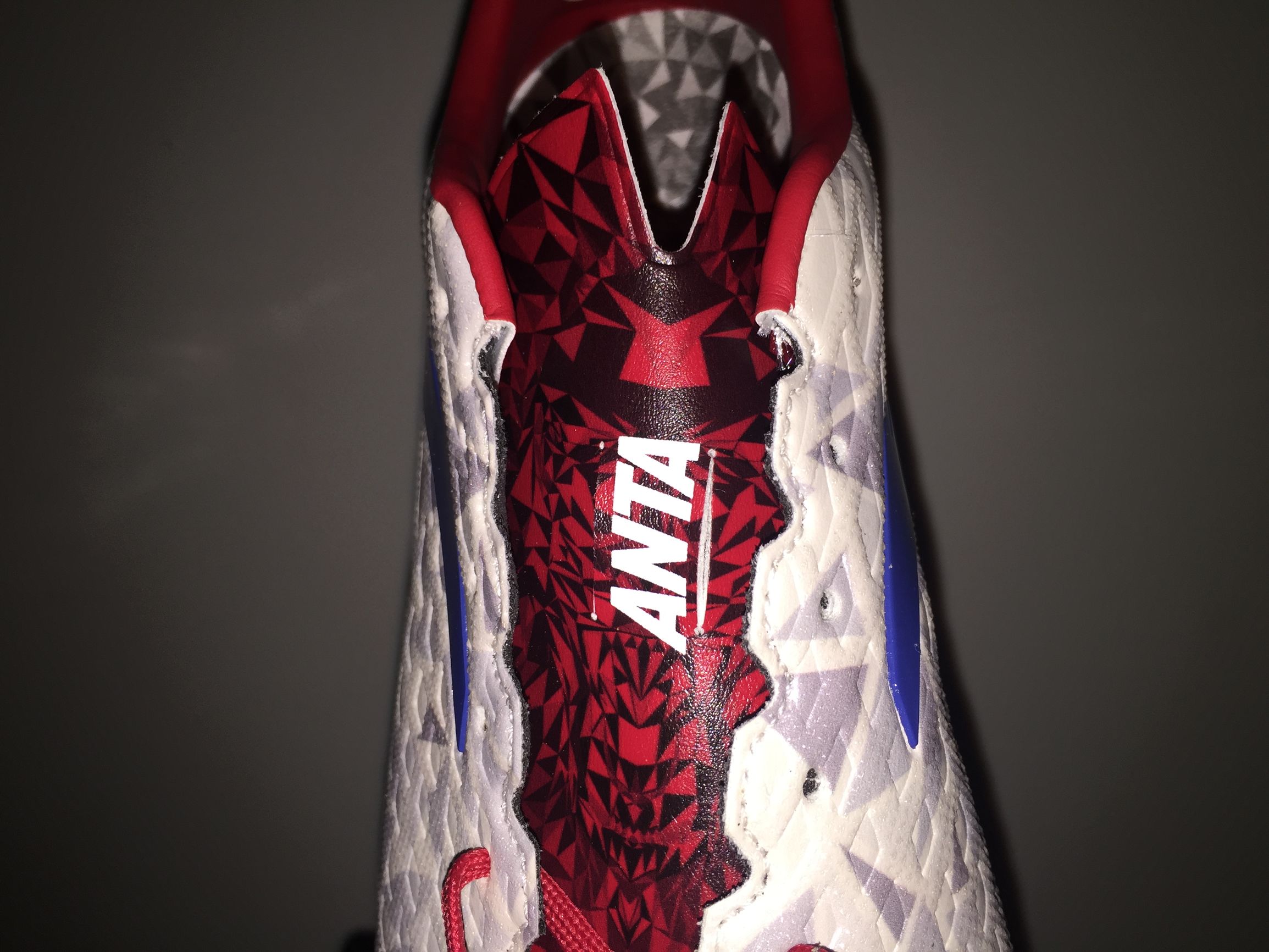 山寨足球鞋,安踏雄狮足球鞋郑智