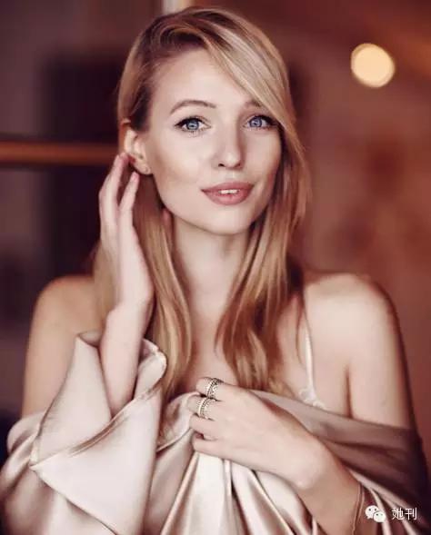 她不到160cm，却用几百块钱穿出了性价比最高的时尚教科书！