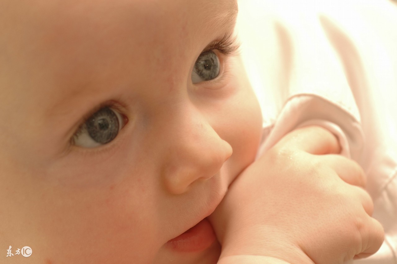 孩子闹觉哭闹不止妈妈情绪崩溃,宝宝闹觉哄不住怎么办