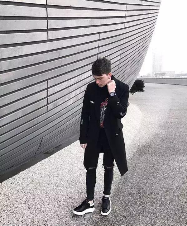 大衣搭配球鞋,一件大衣搭配一双球鞋时髦到爆了