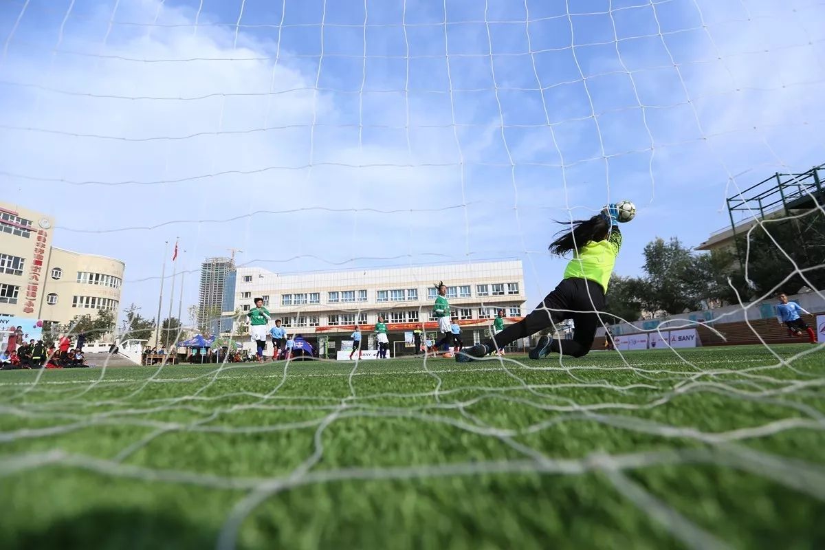 *疆新**校园足球涌现出美女门神素颜不输迪丽热巴赛场不惧男足小将
