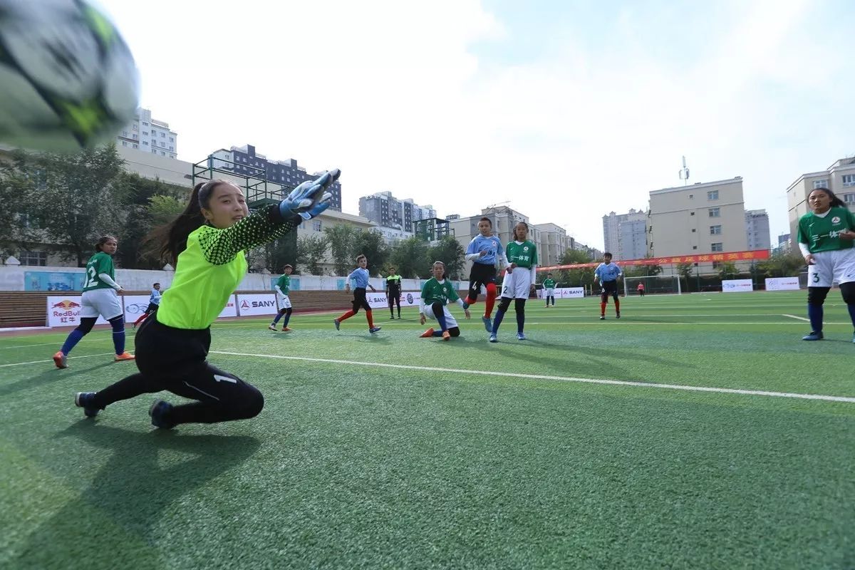 梅西贴地斩守门员,梅西点球攻破力瓦科维奇的球门