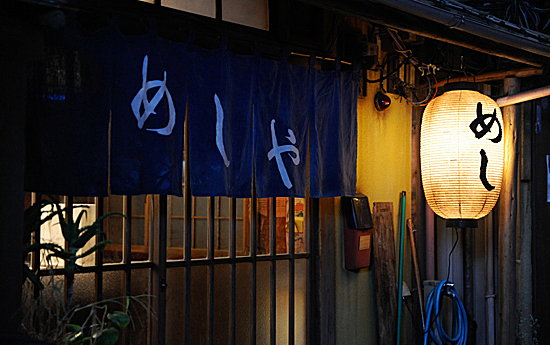 走在江户的商店街上，请一定不要错过日本活体广告牌“看板娘”