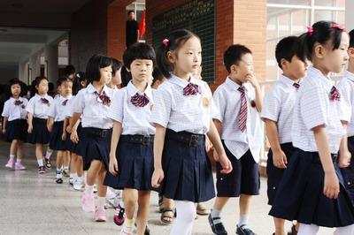 日本孩子要求穿短裤,日本小孩自立自强