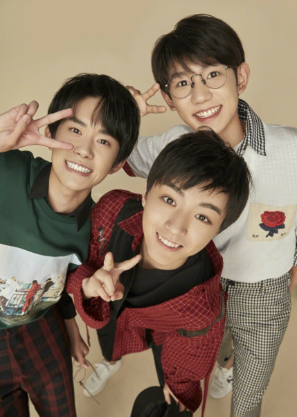 易烊千玺50张日常照片,易烊千玺穿白袜子的照片