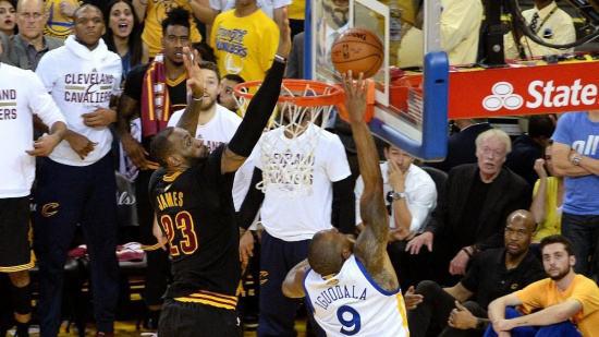 勒布朗十大暴力时刻,詹皇原地起跳暴扣是真的吗