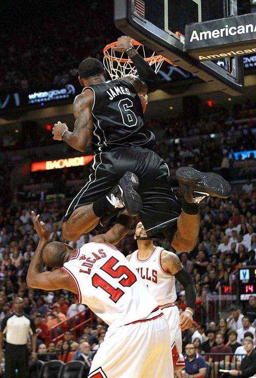 勒布朗十大暴力时刻,詹皇原地起跳暴扣是真的吗