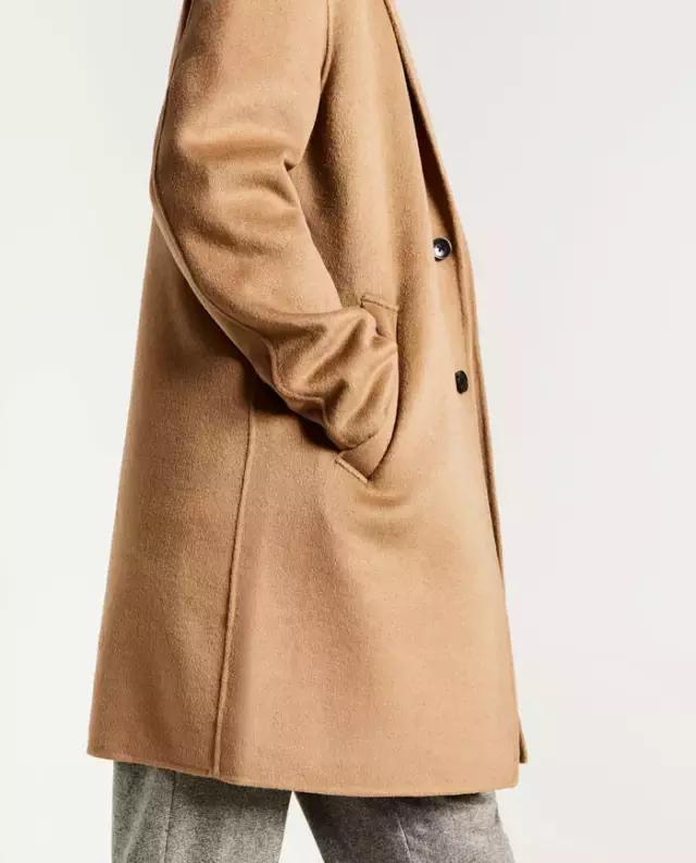 大衣搭配球鞋,一件大衣搭配一双球鞋时髦到爆了