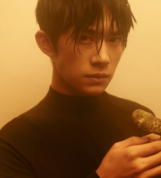 易烊千玺50张日常照片,易烊千玺穿白袜子的照片