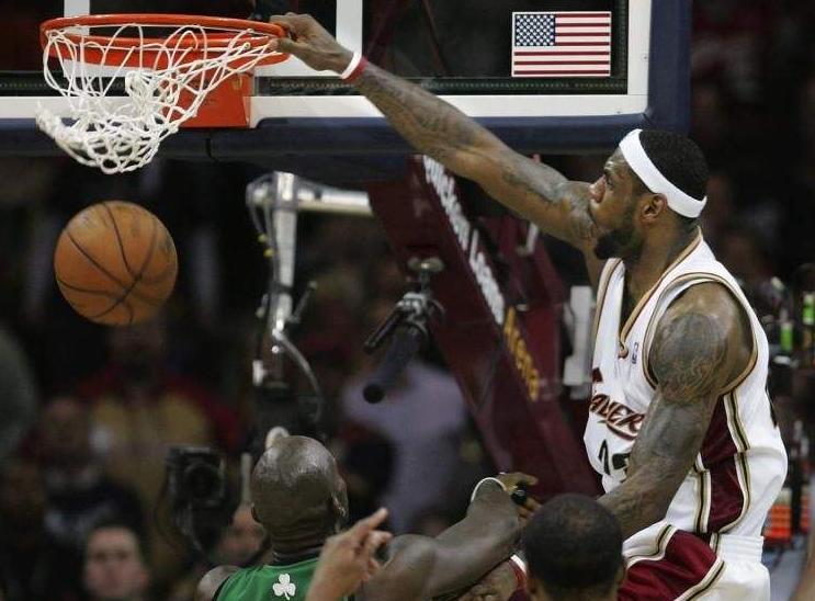 勒布朗十大暴力时刻,詹皇原地起跳暴扣是真的吗