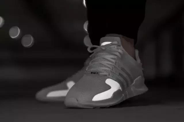 大衣搭配球鞋,一件大衣搭配一双球鞋时髦到爆了