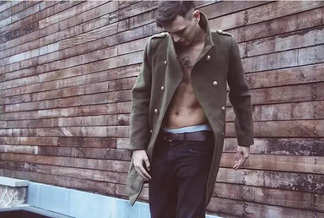 大衣搭配球鞋,一件大衣搭配一双球鞋时髦到爆了