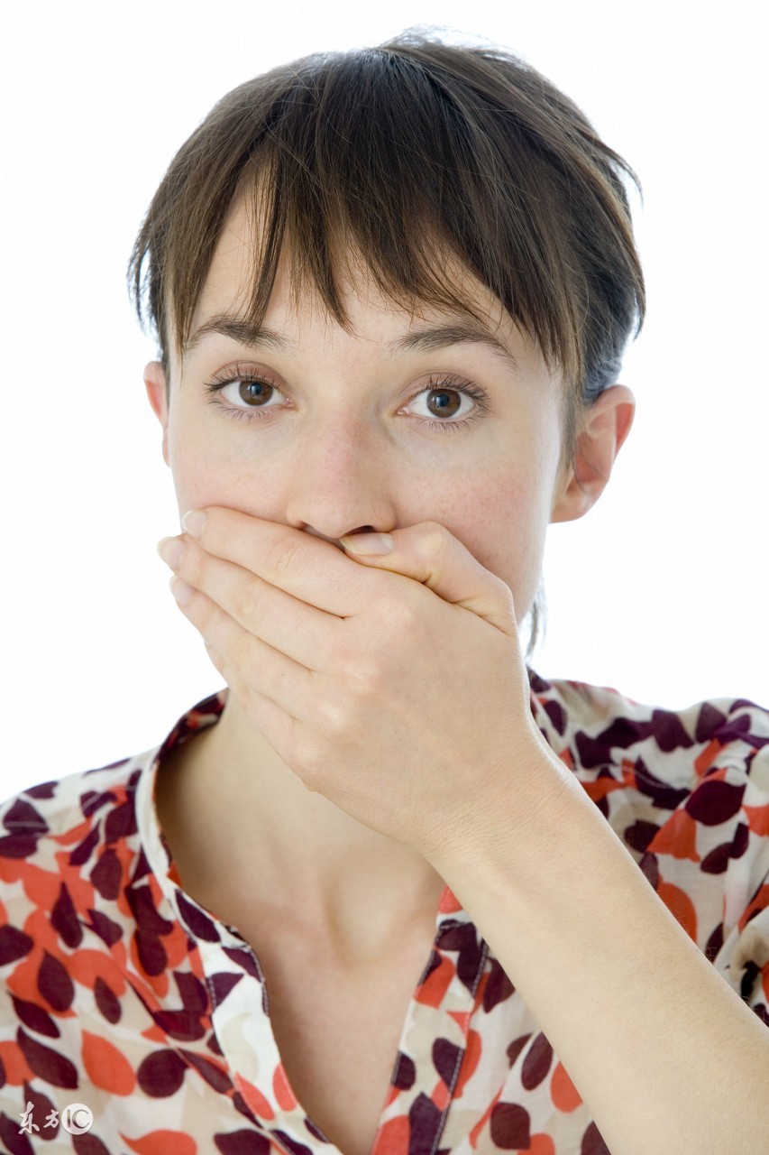 舌苔是厚厚的白苔用“姜”治口臭；舌苔发黄喝“萝卜汁”治口臭