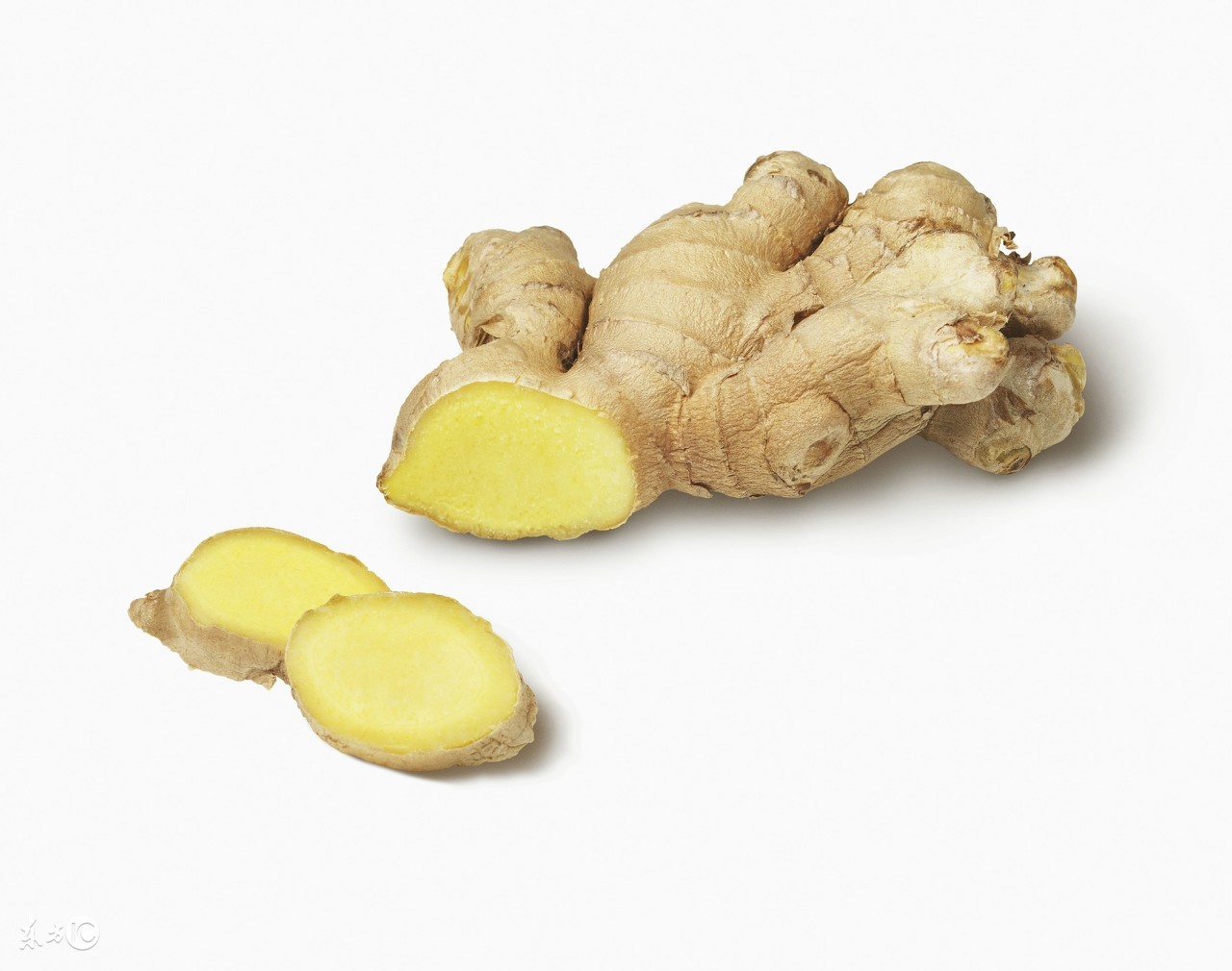 舌苔是厚厚的白苔用“姜”治口臭；舌苔发黄喝“萝卜汁”治口臭