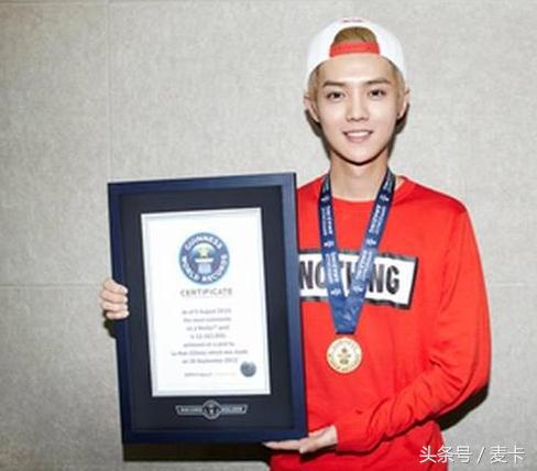 鹿晗关晓彤足球小子,鹿晗当众给关晓彤秀球技