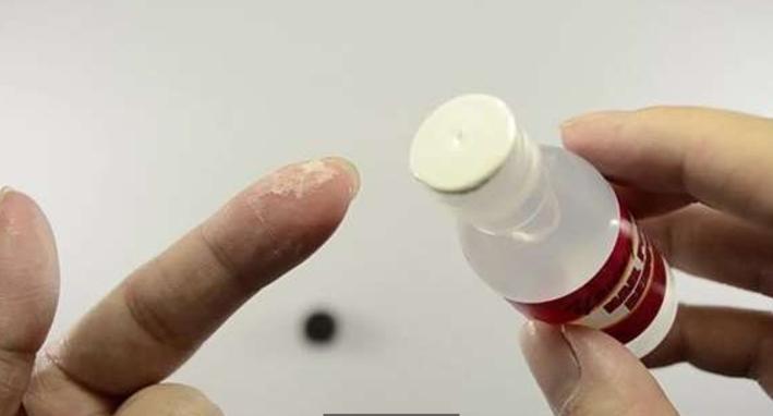 不谨慎被快干胶黏住手指怎么办？有了这些方法就不用着急了