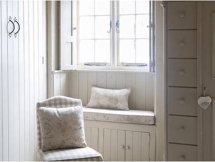 小房间有两个窗户怎么设计好看,房间小窗户用什么好看