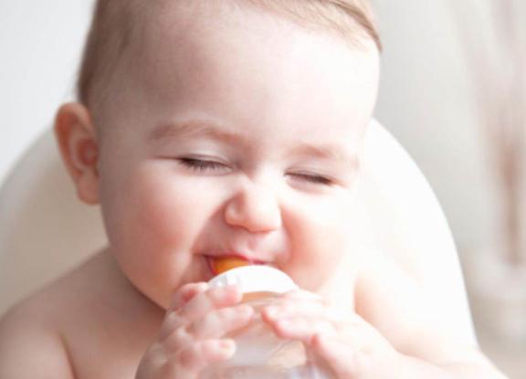 宝宝不爱喝水怎么办如何正确喂水,宝宝每天喝奶不够500毫升会怎么样