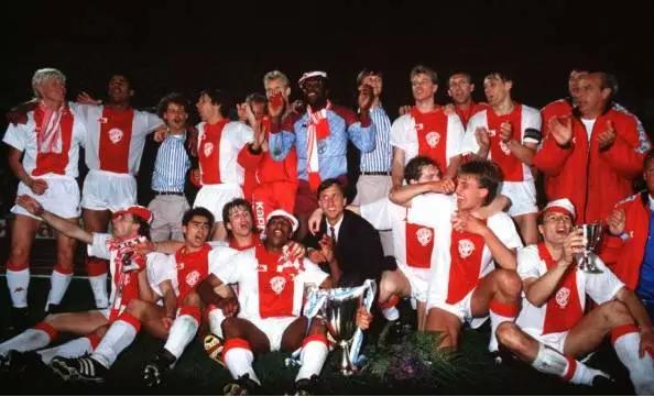 上帝召唤了一声，橙色的十四号灵巧转了个身，留下飞翔的传奇！