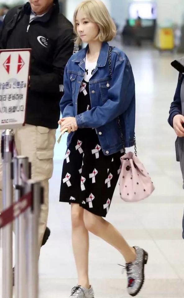 街拍国外夏天最尴尬搭配,2021明星街拍穿搭冬季