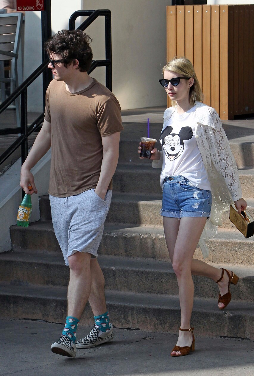 街拍国外夏天最尴尬搭配,2021明星街拍穿搭冬季