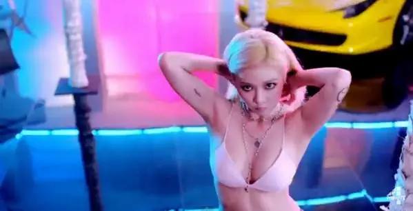 韩剧同款首饰,宋仲基片场被拍与宋慧乔同款卫衣