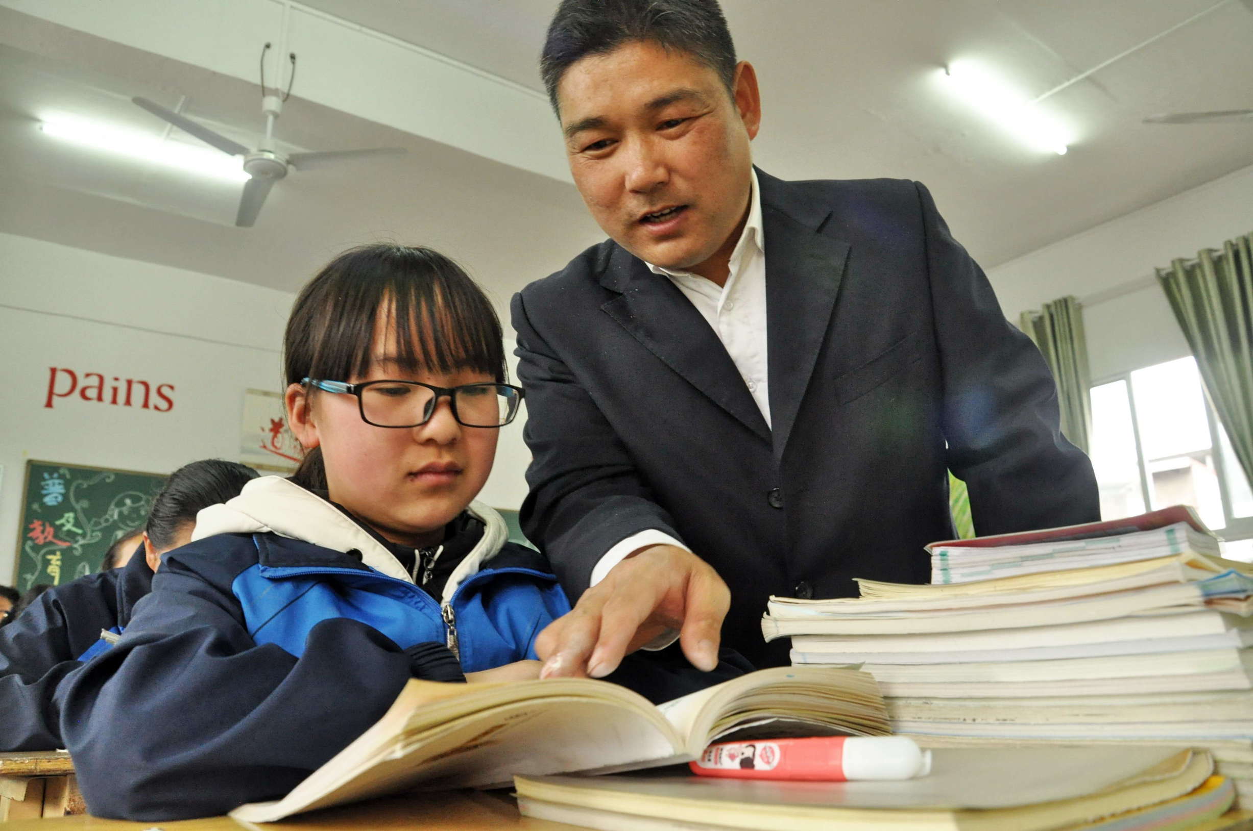 玉屏“双拐老师”舒玉良讲台耕耘16年初中课文全“印”脑中