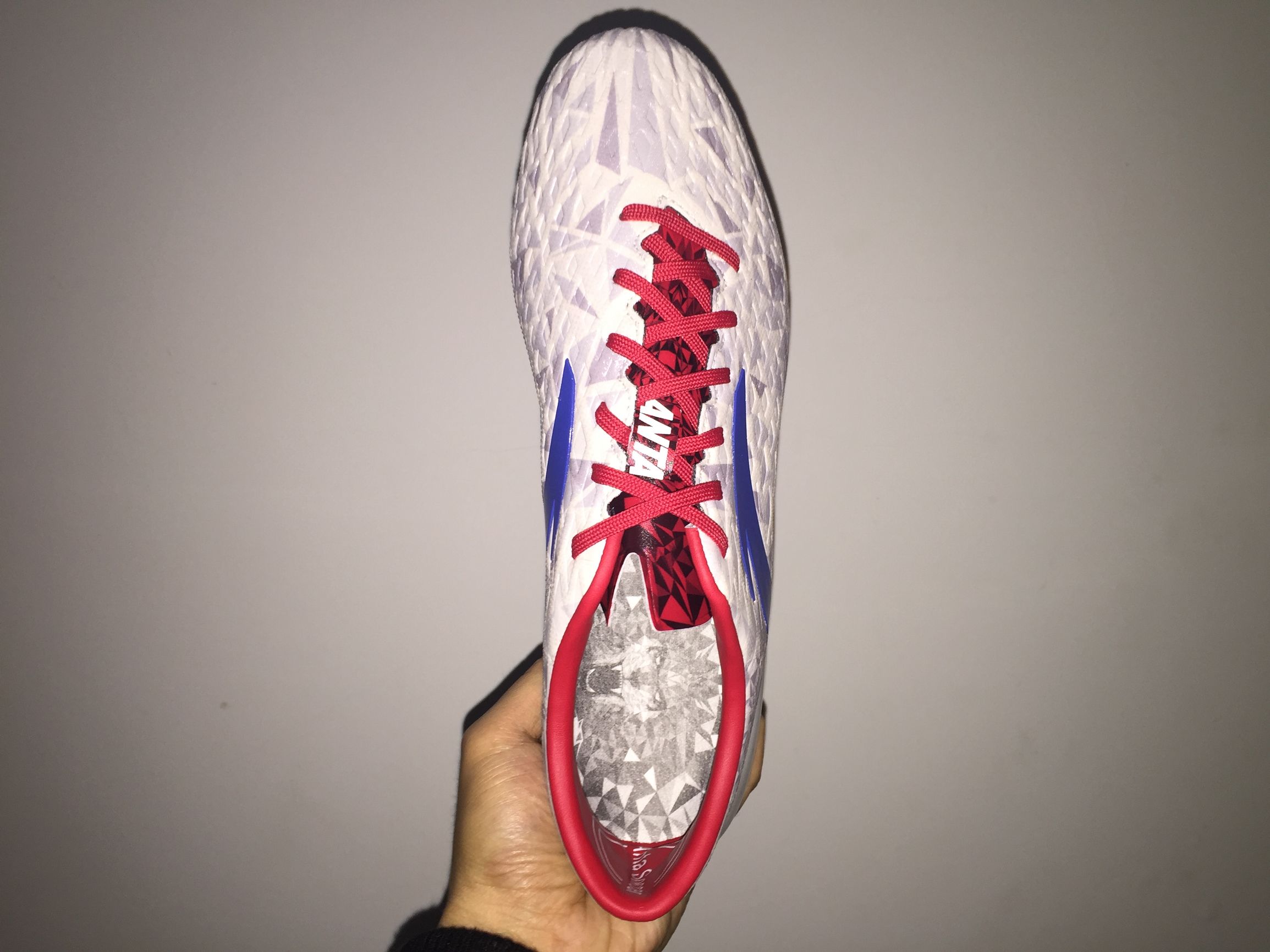 山寨足球鞋,安踏雄狮足球鞋郑智