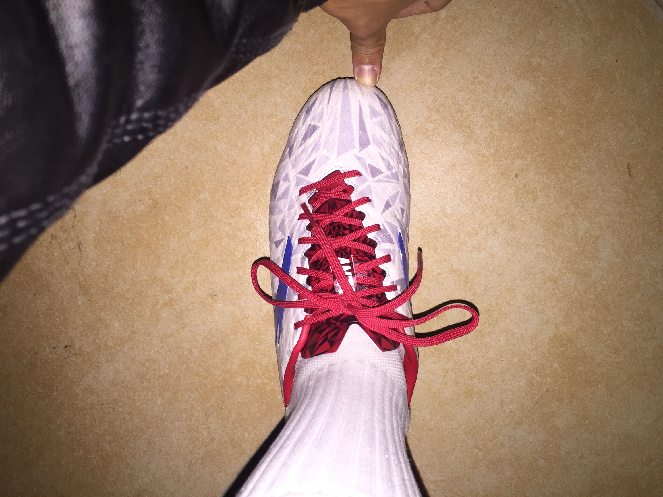 山寨足球鞋,安踏雄狮足球鞋郑智