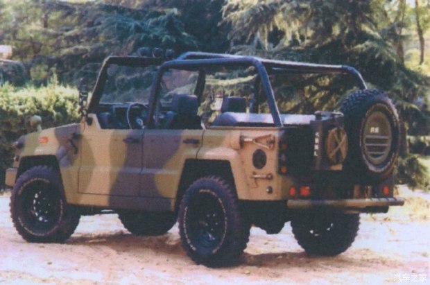 北汽军用勇士视频,国产伞兵突击车越野视频
