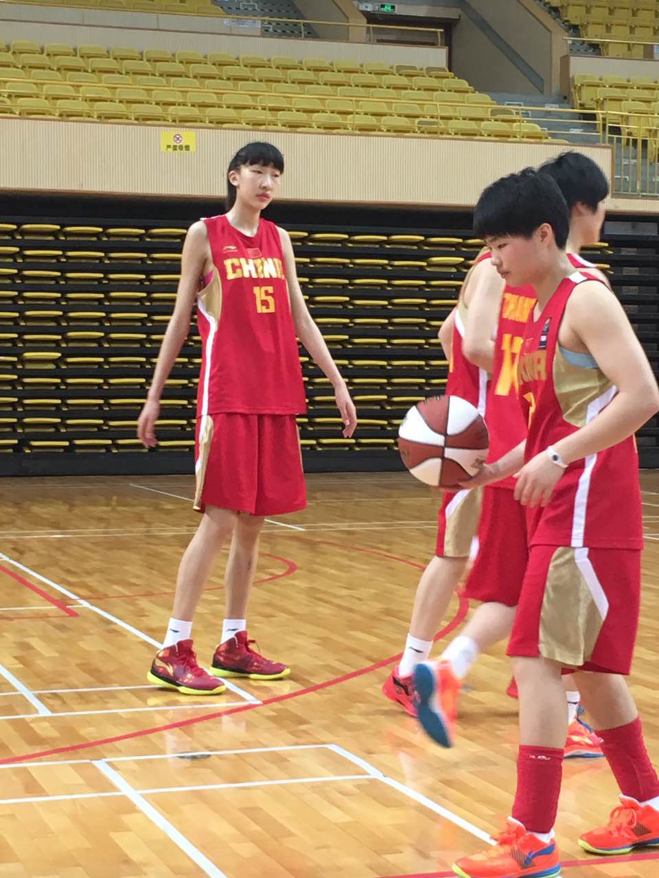 中国女篮19-13力克欧洲劲旅,女篮时隔12年再夺亚洲冠军