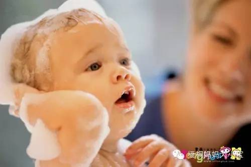 新生儿胎毛头皮起疹子,新生宝宝头上有红色斑块