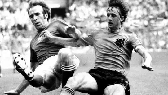 上帝召唤了一声，橙色的十四号灵巧转了个身，留下飞翔的传奇！