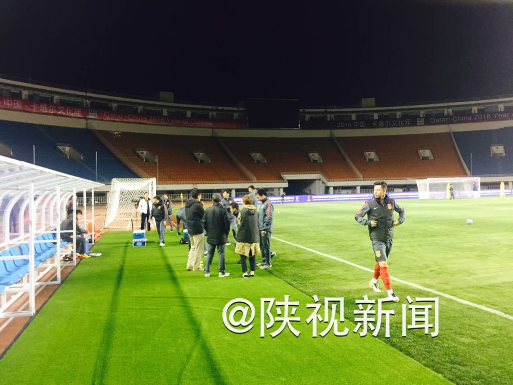 国足启程赴多哈开启12强赛,国足备战世预赛训练视频
