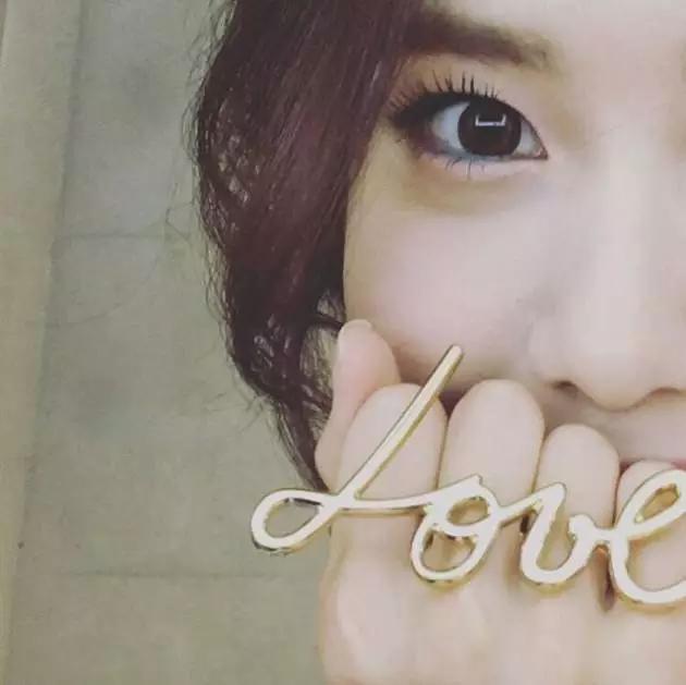 韩剧同款首饰,宋仲基片场被拍与宋慧乔同款卫衣