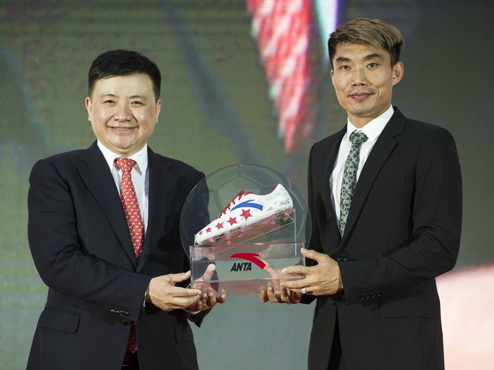 山寨足球鞋,安踏雄狮足球鞋郑智