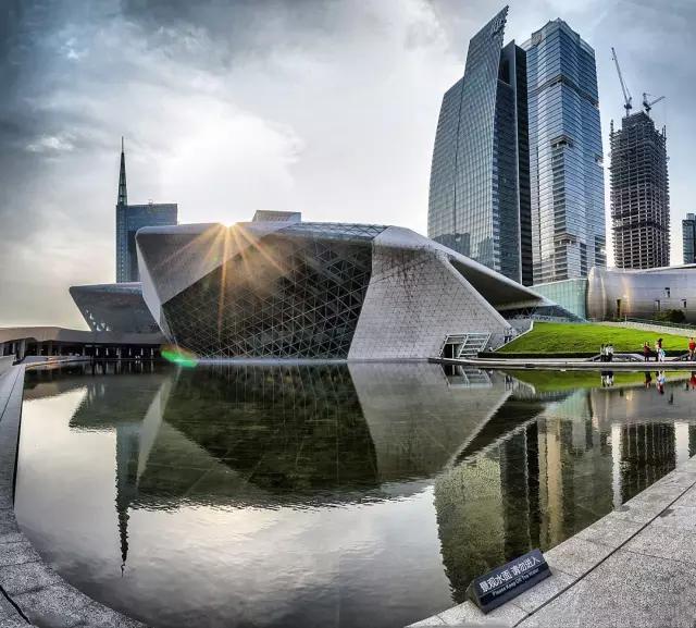 身处边缘，她以无与伦比的才华勤奋个性，勇敢地活出了自己