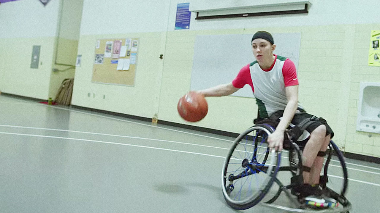 靠着外婆给的300美元，他开了一家体育用品店，最后还成了世界500强