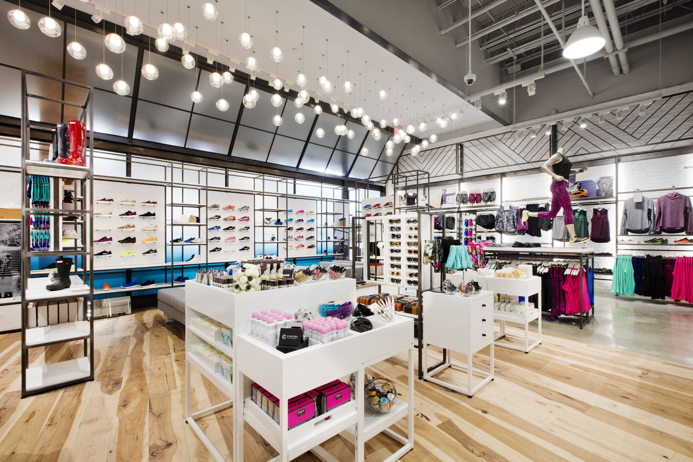 靠着外婆给的300美元，他开了一家体育用品店，最后还成了世界500强