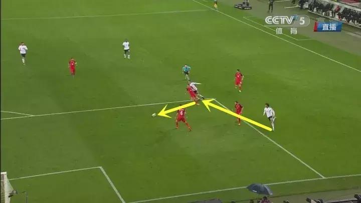 同样可以把球传到球门里，这样的德国队换上红色的衣服就是西班牙