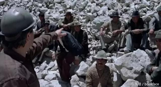 被印在衣服上次数最多的他，身中9枪而死，死后还被砍下双手