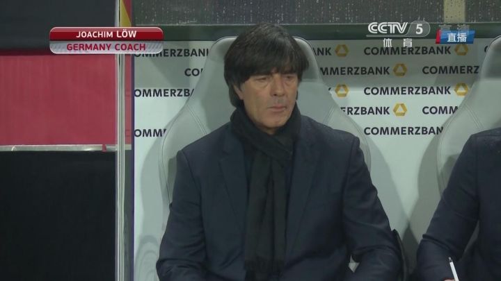 同样可以把球传到球门里，这样的德国队换上红色的衣服就是西班牙