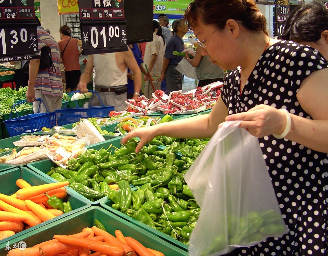 老人总是吃过期的东西怎么办,老人吃过期的食物怎么样