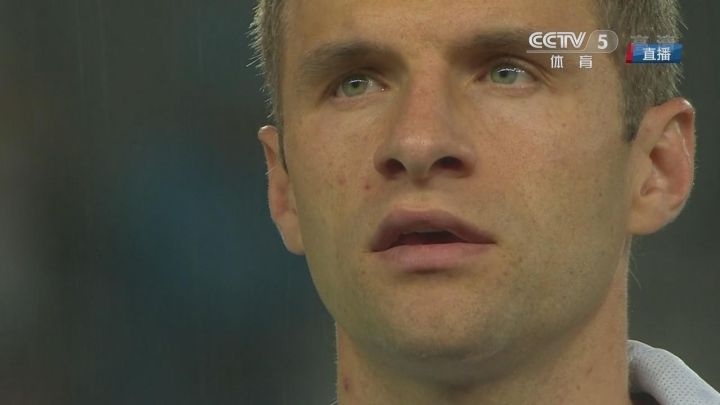 同样可以把球传到球门里，这样的德国队换上红色的衣服就是西班牙