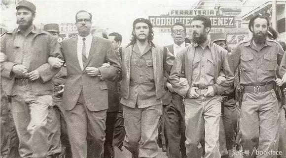 被印在衣服上次数最多的他，身中9枪而死，死后还被砍下双手